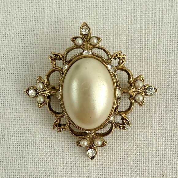 Vintage Faux Pearl Brooch with Rhinestone Accents Ornate Gold Tone Filigree Pin - Picture 1 of 12